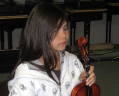 student playing the violin 